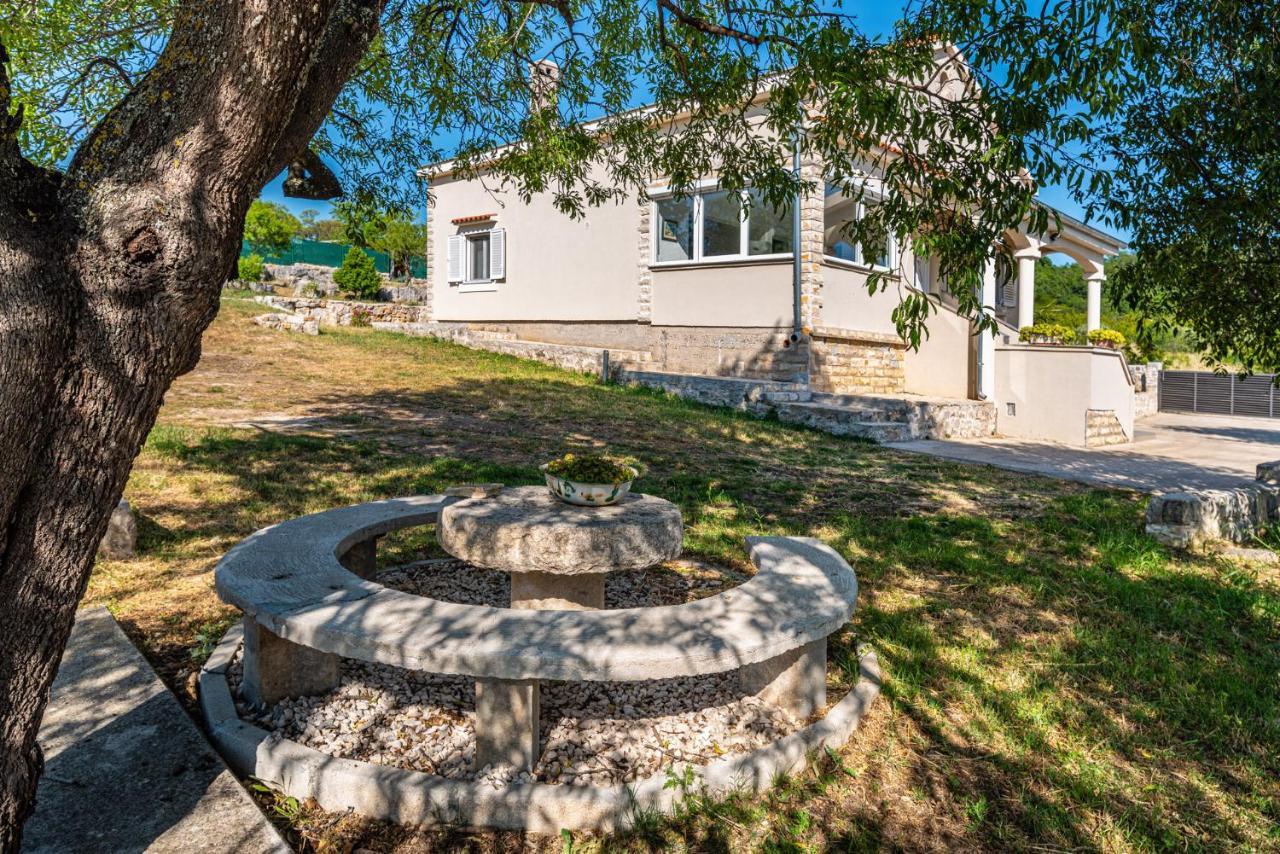 Holiday Home Ante With Beautiful Private Garden Nadin Bagian luar foto