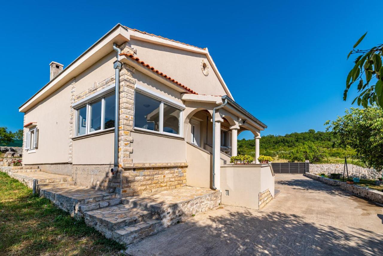 Holiday Home Ante With Beautiful Private Garden Nadin Bagian luar foto