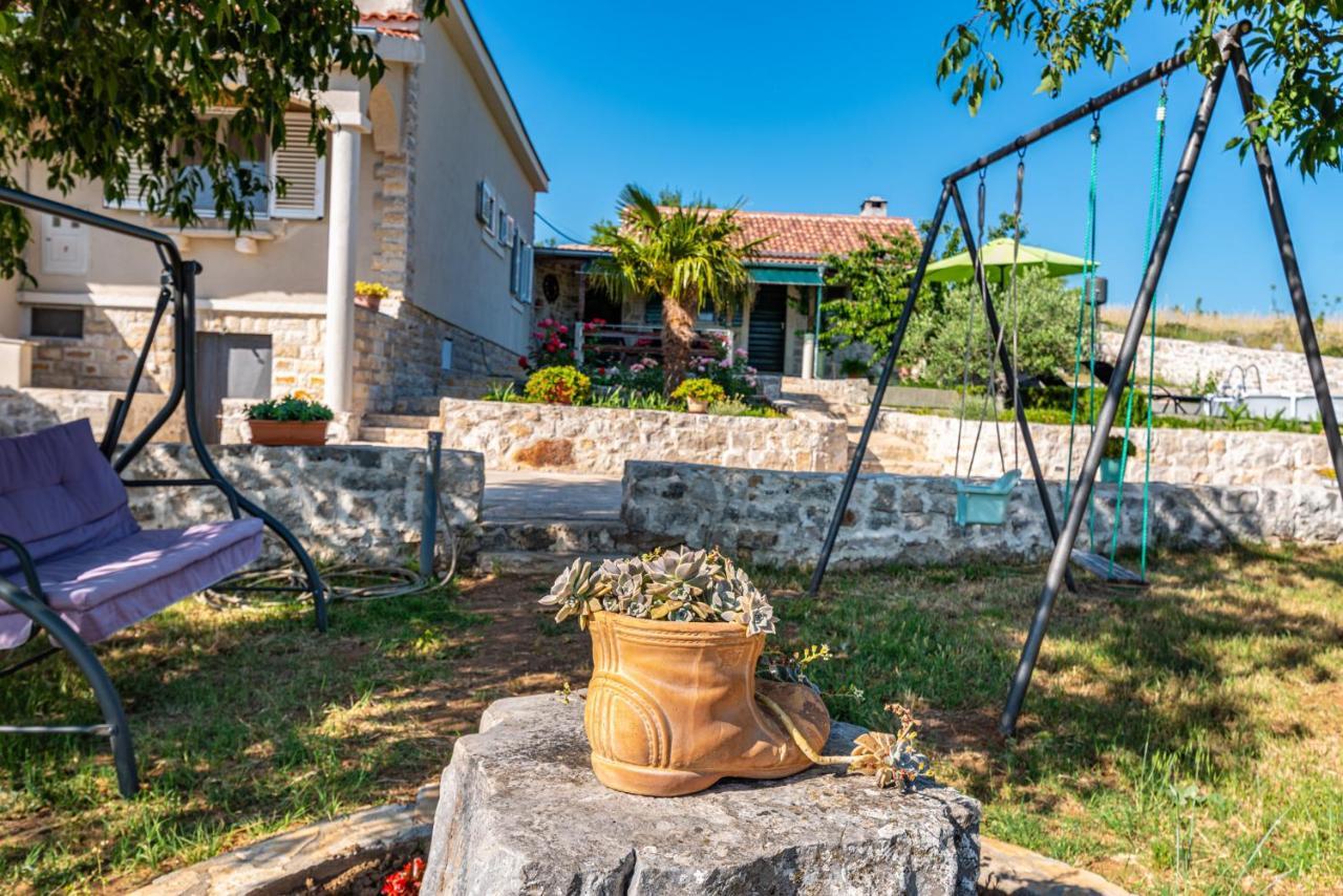 Holiday Home Ante With Beautiful Private Garden Nadin Bagian luar foto