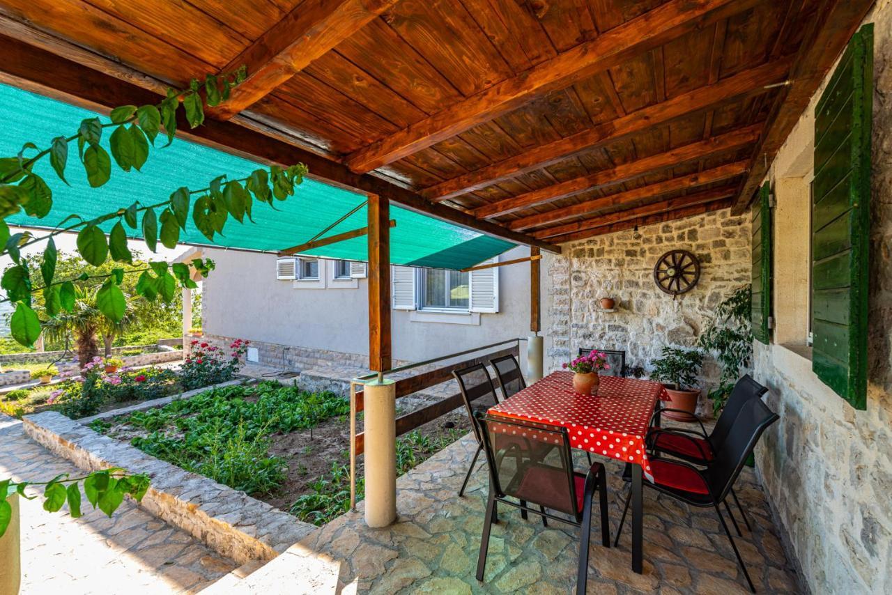 Holiday Home Ante With Beautiful Private Garden Nadin Bagian luar foto