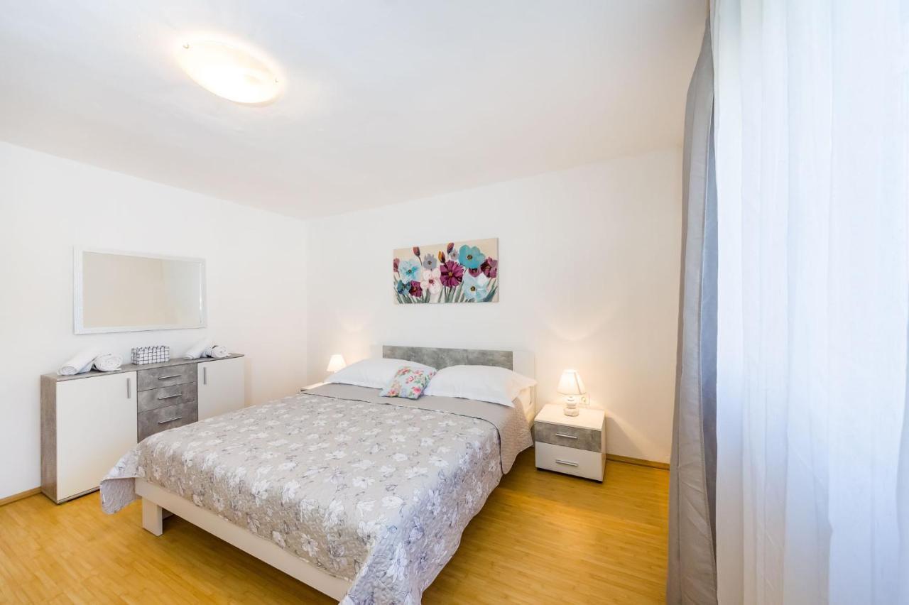 Holiday Home Ante With Beautiful Private Garden Nadin Bagian luar foto