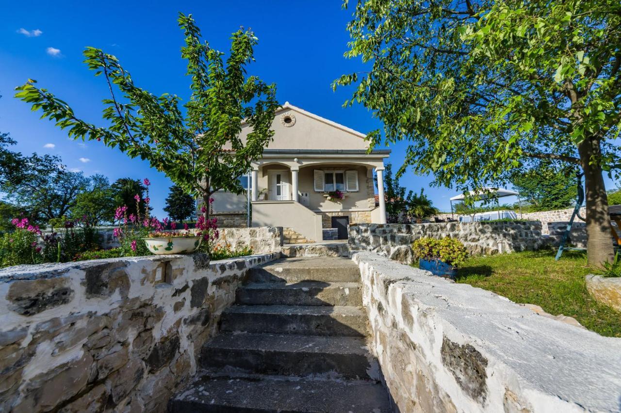 Holiday Home Ante With Beautiful Private Garden Nadin Bagian luar foto