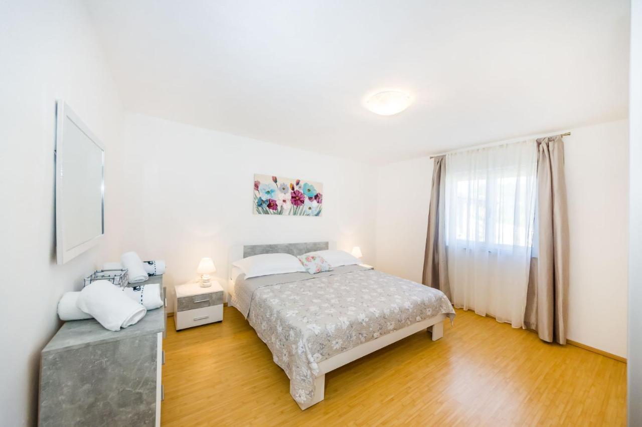 Holiday Home Ante With Beautiful Private Garden Nadin Bagian luar foto